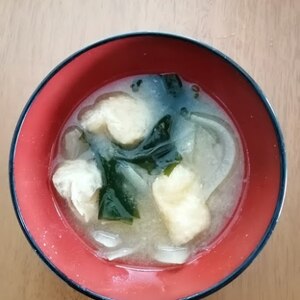 旬の楽しみ☆新玉ねぎとわかめの味噌汁